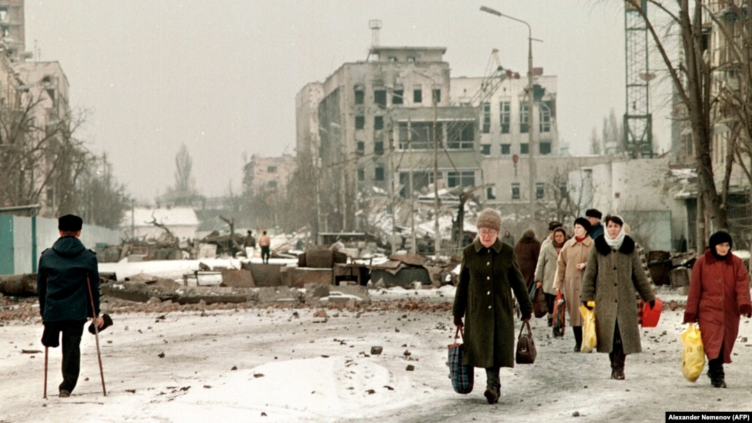 Жители Грозного на разрушенных улицах города в феврале 1996 года, через два с лишним года после начала войны в Чечне
