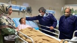 غفور لیوال، سفیر افغانستان در ایران در حال عیادت از بیماران حادثه اخیر در ایران