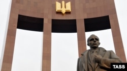 Памятник Степану Бандере в Киеве