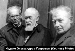Єпископ Іван Маргітич (праворуч) з кардиналом Мирославом Любачівським (посередині), кінець 1980-х років. Боротьба за легалізацію греко-католицької церкви в СРСР