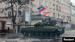 Донецк. Орусиячыл жикчилер айдап бараткан танк. 1-февраль, 2015-жыл. 