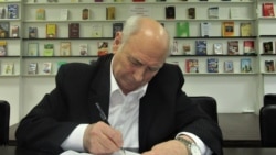 Eugen Lungu dând autografe