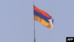 Nagorno-Karabakh -- the unrecognized republic's flag flies over the presidential building in Stepanakert, 18Jun2000