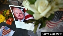 Кветкі на мэмарыяле ля офісу Маккейна ў Арызоне