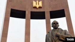 Поліція встановлює осіб, які облили фарбою пам’ятник Бандери