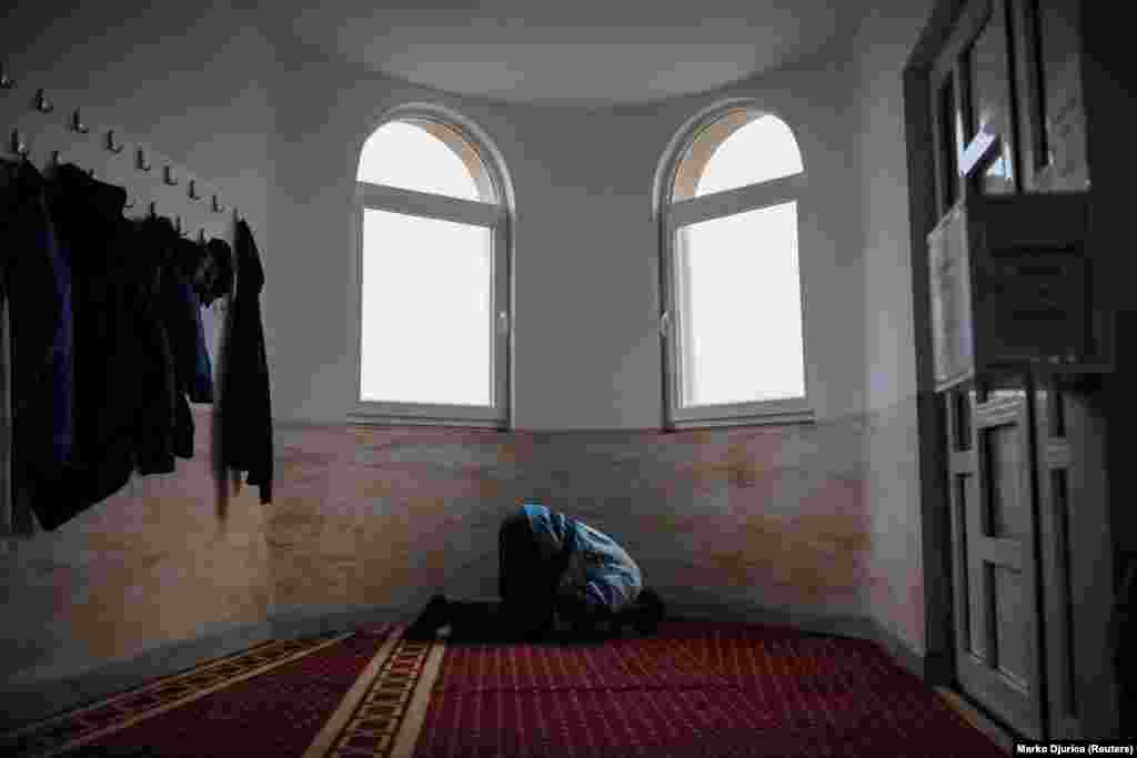 U neredima huligana i pripadnika desničarskih grupa 2004. godine, zapaljene su beogradska Bajrakli i niška Islam-agina džamija. Obe bogomolje su kasnije obnovljene. Muftija porušene džamije u Zemun Polju Emin Zejnulahu rekao je da muslimane niko neće zaustaviti. "Mi moramo da praktikujemo svoju veru, bez obzira na prepreke. Moramo biti dobre komšije prema svima, bez obzira na veru i nacionalnost", rekao je Zejnulahu.