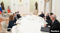 Делегація США (зліва) на переговорах із Путіним у Кремлі, 2 грудня 2025 року