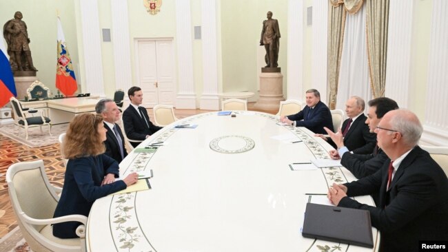 Делегація США (зліва) на переговорах із Путіним у Кремлі, 2 грудня 2025 року