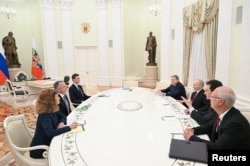 Президент РФ Володимир Путін, представник президента Кирило Дмитрієв та помічник із зовнішньополітичних питань Юрій Ушаков під час зустрічі зі спецпосланником президента США Стівом Віткоффом і зятем Трампа Джаредом Кушнером у Кремлі. Москва, 2 грудня 2025 року