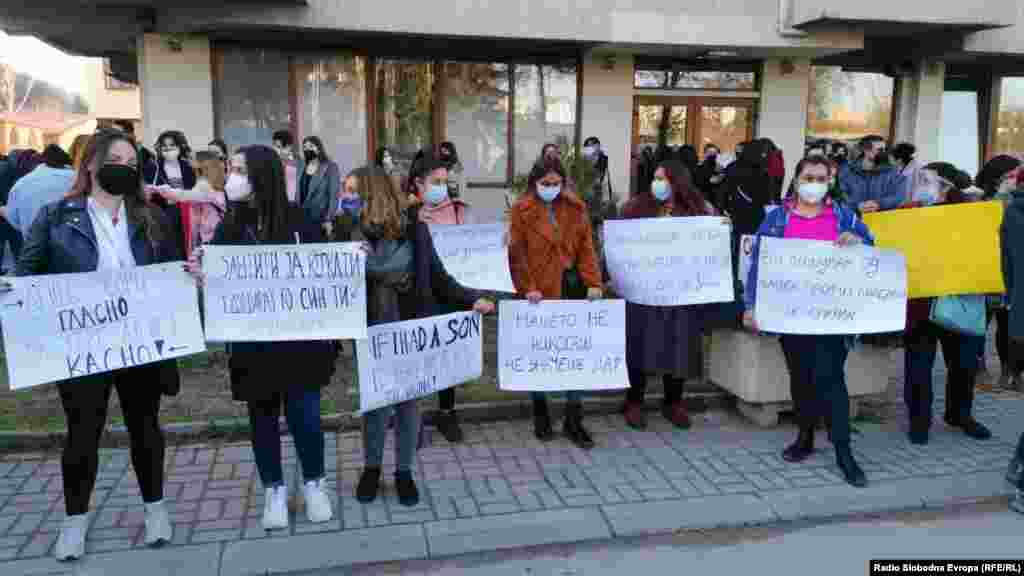 МАКЕДОНИЈА - И покрај повикот и од премиерот, и од мојот повик дека ќе преземеме и други конкретнио чекори против платформата Телеграм доколку не реагира, се избриша оваа група Јавна соба, но се уште нема никаква комуникација од страна на Телеграм, и тоа е потешкотија во изведувањето на доказите и за полицијата и за ЈО, изјави денеска министерот за внатрешни работи Оливер Спасовски.
