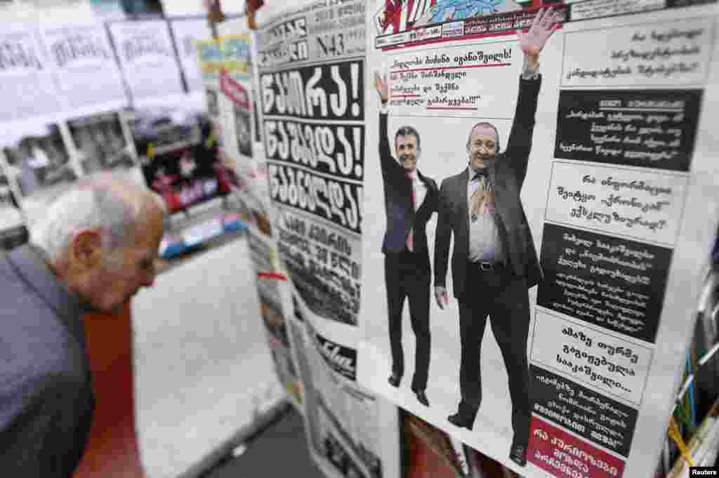 Foto: Prezident seçkisi kampaniyası, qəzetdə Baş nazir Bidzina İvanishvili (solda) və prezidentliyə namizəd Giorgi Margvelashvili-nin şəkli, 28 oktyabr 2013 -&nbsp;2013-cü il oktyabrın 27-də 62 % səslə prezident seçilib.&nbsp; 