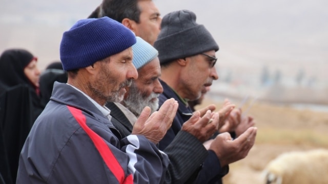امید باران با شعار «نماز بخوانید و بی‌حجاب نباشیدِ» مسئولان