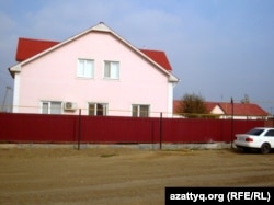 Дом родителей Бауржана Султангалиева в пригородном поселке Жумыскер близ Атырау.