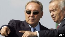 Қазақстан президенті Нұрсұлтан Назарбаев (сол жақта) және Өзбекстан президенті Ислам Каримов. Ресей, 17 тамыз 2007 жыл. (Көрнекі сурет)