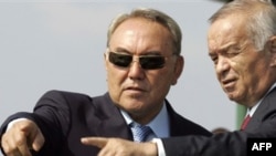 Президент Казахстана Нурсултан Назарбаев и президент Узбекистана Ислам Каримов на учениях ШОС в России. Чебаркуль, 17 августа 2007 года. 