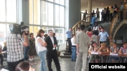 ერთიანი ეროვნული გამოცდების სარეგისტრაციო პროცესი. ცენტრში საქართველოს განათლებისა და მეცნიერების მინისტრი ნიკა გვარამია