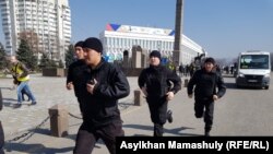 Сотрудники спецподразделения на алматинской площади Республики. Алматы, 1 марта 2020 года.