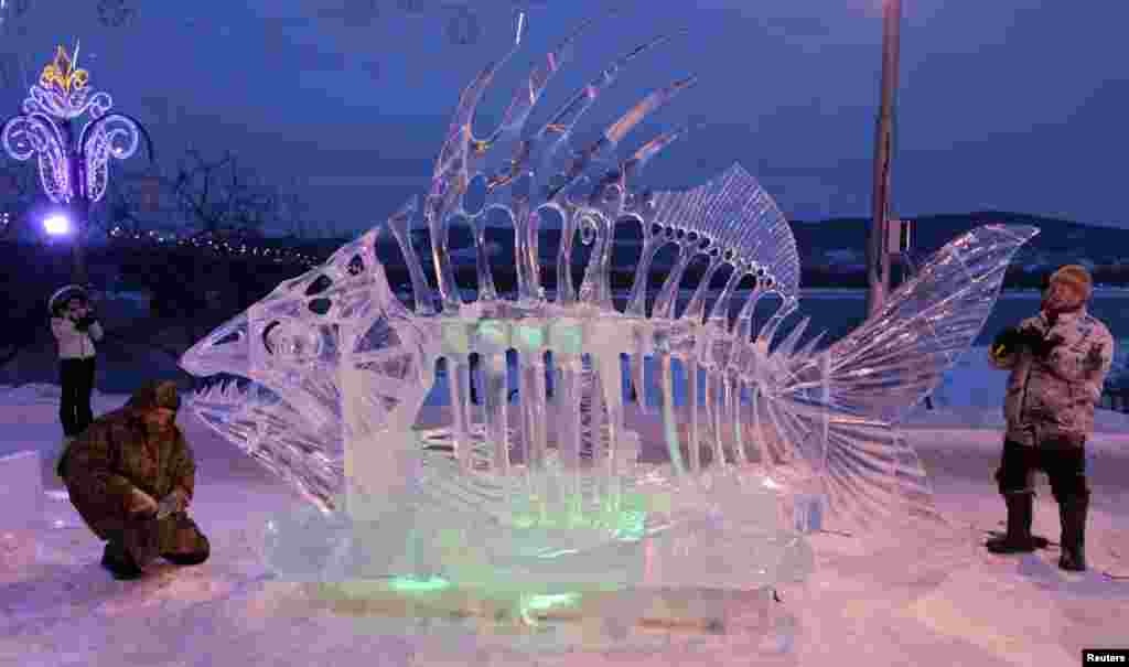 Rusia - Scuptură din gheaţă la primul festival internaţional &quot;The Magical Ice of Siberia&quot;, pe malul r&acirc;ului Yenisei, &icirc;n oraşul Krasnoyarsk