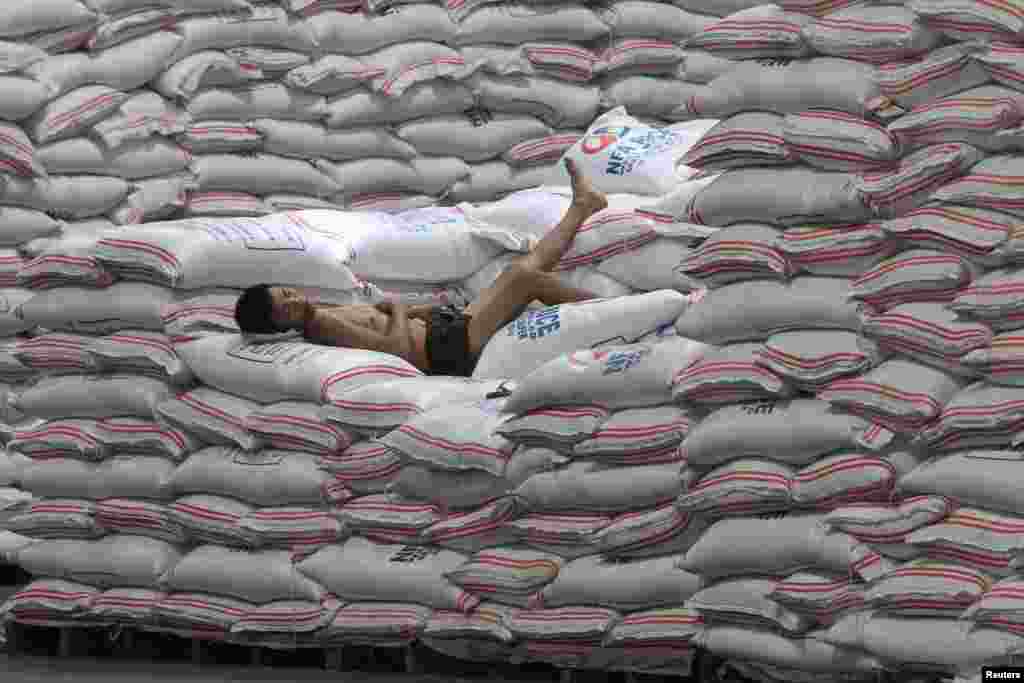 Filippində yorulub yuxuya dalmış fəhlə.&nbsp;​REUTERS/Romeo Ranoco