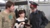 Акция оппозиции в рамках "Белой недели" – проверка нагрудных знаков у сотрудников полиции. Москва, 22 апреля 2012 г