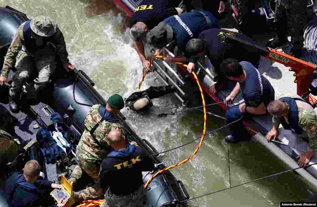 УНГАРИЈА - Спасувачките екипи пронашле четири тела откако беше извлечен потонатиот брод од дното на Дунав во Будимпешта во кој се превезуваа туристи од Јужна Кореја и кој потона пред две недели.