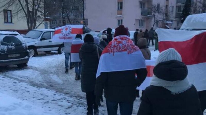 Belarus protestçileri öz ýaşaýan ýerlerinde ýörişe çykyp, Lukaşenkanyň işden aýrylmagyny talap etdiler