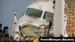 Делови од урнатиот авион.
