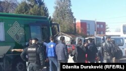 Migranti i izbjeglice su i juče iz voza premješteni u autobuse koji su ih odvezli u pripremljeni smještaj od Sarajeva