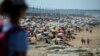 Plaja Costa da Caparica, de lângă Lisabona, plină de oameni și umbrele duminică, 29 iunie, când temperatura a urcat la peste 40 de grade.