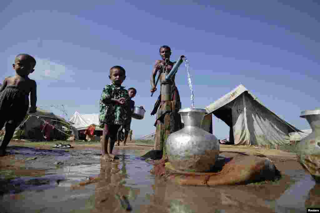 Mijanmar - Nedostatak pitke vode, izbjeglički kamp u Sittweu, 30. oktobar 2012. Foto: REUTERS / Soe Zeya Tun 