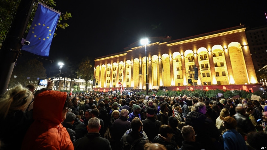 Gürcüstan müxalifətinin parlament binası qarşısında mitinqi.