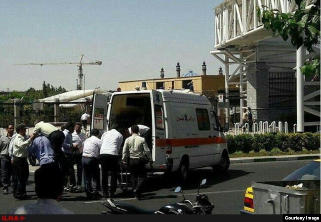 Qarulı şabuıl jasalğan Iran parlamenti janındağı jedel järdem köligi men adamdar. Tegeran, 7 mausım 2017 jıl.