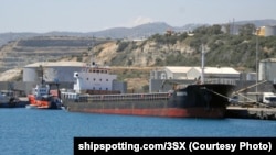 Судно Rhosus (на фото: в 2011 році) так і не залишило Бейрут через юридичну суперечку щодо портових зборів та дефектів судна. Воно затонуло 2018 року