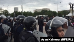 Полицейский кордон напротив протестующих. Нур-Султан, 9 июня 2019 года.
