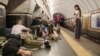 Az utóbbi hetekben számos igen intenzív csapássorozatot mért az orosz hadvezetés az ukrán fővárorsra. Kijev metróhálózata ezek idején háborús óvóhelyként is funkcionál