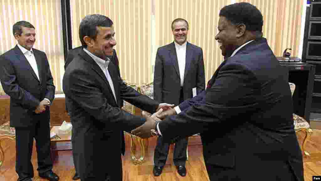 نوتونی نجوما، وزیر امور خارجه نامبیا، در دیدار با محمود احمدی نژاد
