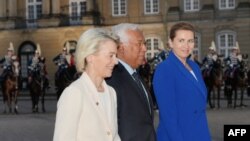 ევროკომისიის პრეზიდენტი ურზულა ფონ დერ ლაიენი (მარცხნივ), ევროპული საბჭოს პრეზიდენტი ანტონიუ კოშტა (შუაში) და დანიის პრემიერ-მინისტრი მეტტე ფრედერიკსენი სამეფო ოჯახის მიერ მოწყობილ სადილზე მივიდნენ. 1 სექტემბერი, 2025 წელი