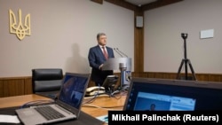Petro Poroşenko videoalâqa vastasınen mahkemede ifadeler bere, Kyiv, Ukraina, 2018 senesi fevral 21 künü