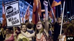جشن مردم یونان پس از اعلام نتایج اولیه
