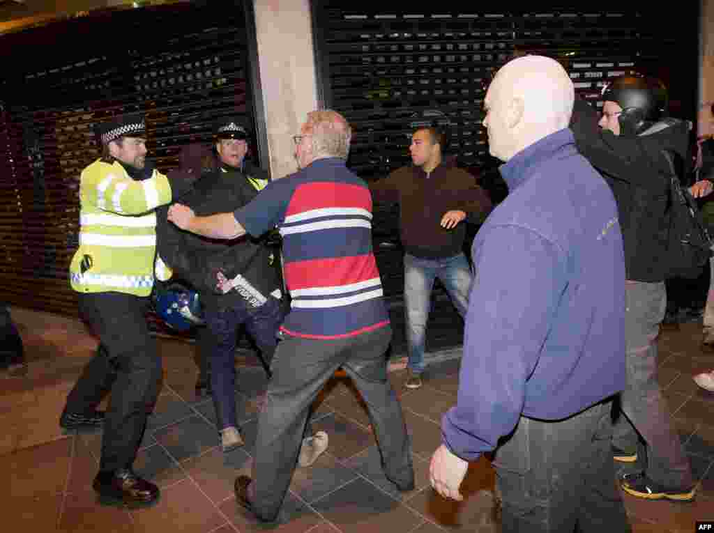 Столкновения людей с полицией, Лондон, 22 мая 2013 г. Фото: &laquo;Франс Пресс&raquo; / Джастин Таллис 