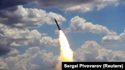 Внаслідок обстрілу поранена 46-річна жінка, під завалами залишається ще три людини. 