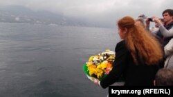 Архивное фото: в Ялте отслужили молебен и опустили в море венки в память о погибших на теплоходе «Армения» в 1941 году, 6 ноября 2015 года