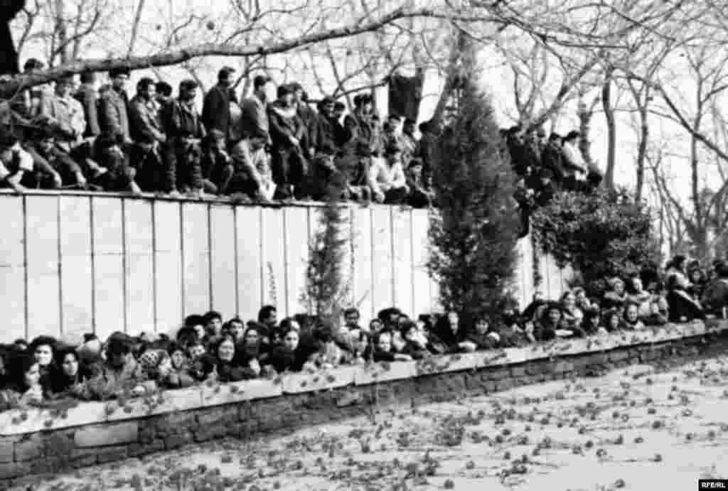 Azerbaijan -- Funeral of the victims of the violent crackdown of Azerbaijani independence movement in Baku on January 19-20, 1990 Photo: Tahir Cəfərov