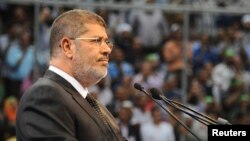 Мурси Каһирәдә "Мөселман кардәшләр" оештырган Сүриягә теләктәшлек чарасында чыгыш ясый. 15 июнь, 2013