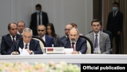 Armenian Prime Minister Nikol Pashinian (R) at the session of the Eurasian Intergovernmental Council in Cholpon-Ata, Kyrgyzstan, August 20, 2021.
