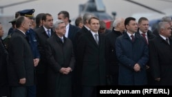 Սերժ Սարգսյանը և Սերգեյ Նարիշկինը «Էրեբունի» օդանավակայանում դիտում են կործանիչների ցուցադրական թռիչքները, Երևան, 12-ը մարտի, 2016թ․ 