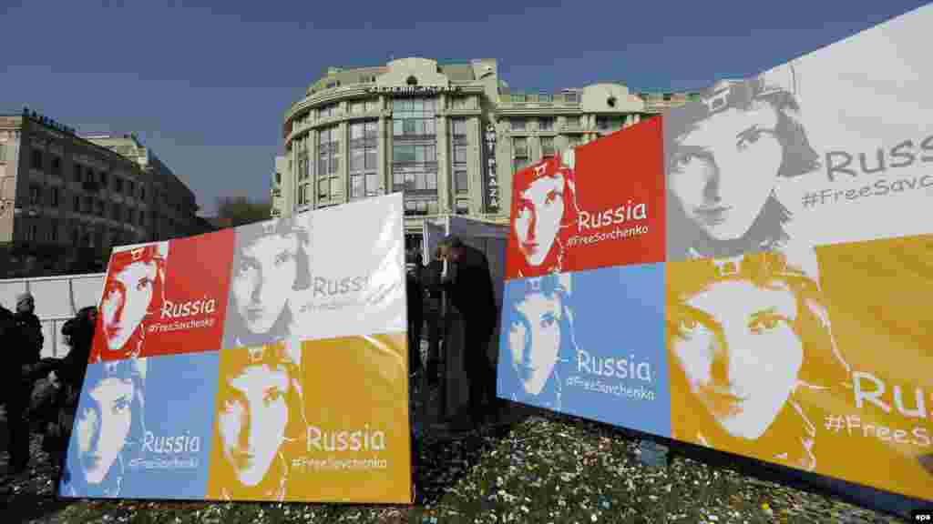 Transparenti &quot;Oslobodite Savčenko&quot;, protesti na Trgu slobode u Tbilisiju, Gruzija, 9. mart 2016.