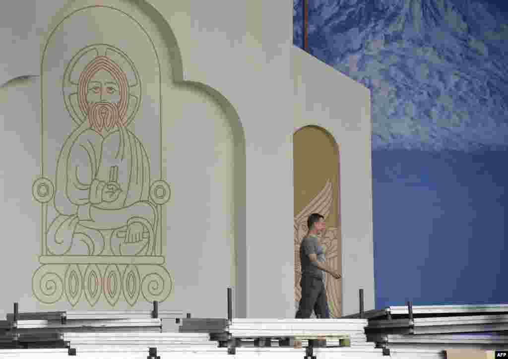 Armenia -- A worker puts final touches on the podium on Yerevan's Republic Square, where Pope Francis is to lead an Ecumenical Prayer Service, June 23, 2016