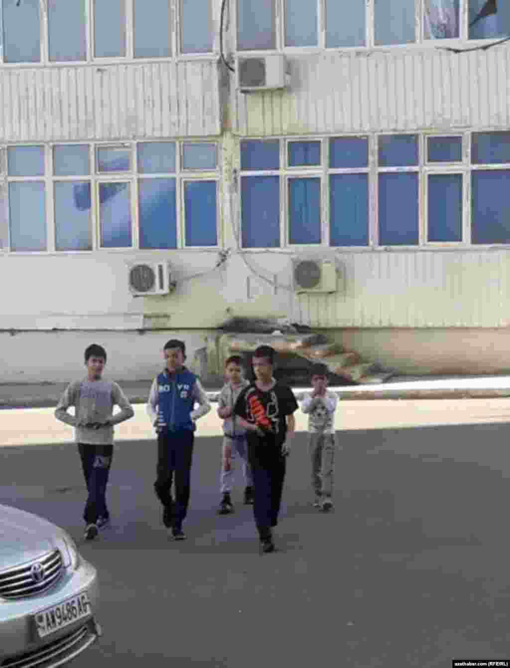 Aşgabadyň etrapçalarynyň birinde oýnaýan çagalar