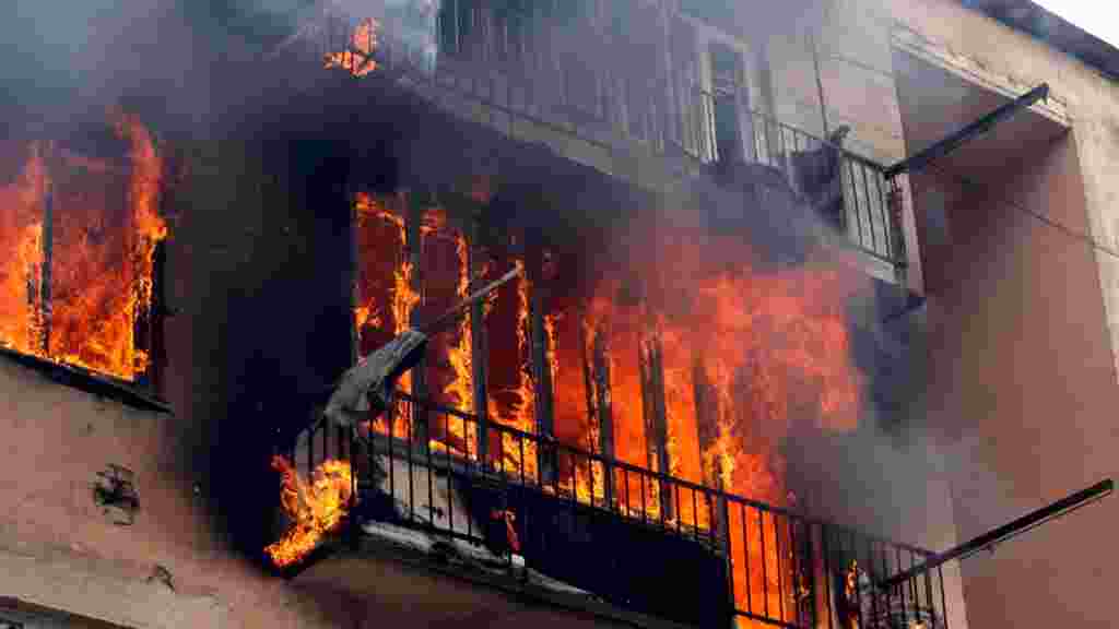 Горящий жилой дом в Гори после атаки российского самолета, 9 августа